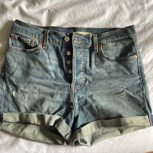 Levi’s high rise wedgie shorts 29